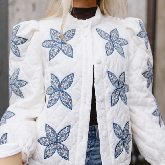 Tops - NORTH STAR QUILTED JACKET. Cream w blue details! QUALITY! NEW TAGS! Size L